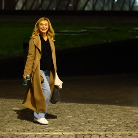 Jana Paulová ve vydařeném volnočasovém outfitu, kterému dominuje nepřehlédnutelný plášť v barvě karamelu.