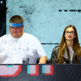 Daniel Kladoš a influencerka Habibi na tiskové konferenci Clash of the Stars 10. 