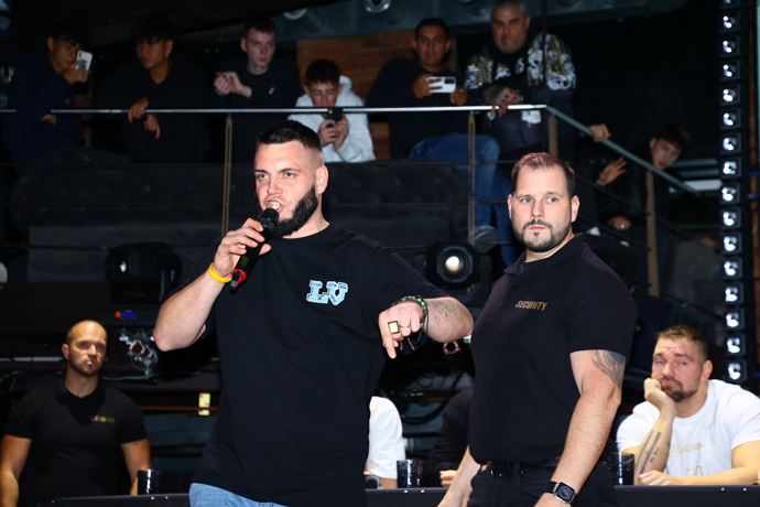Padala řada urážek.