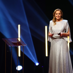 Šaty Světlany Witowské jsou z dílny módní návrhářky Beaty Rajské.