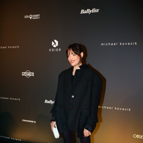 Krásná Kateřina Sokolová je krátce po porodu zpátky ve formě. A stejně jako celá řada dalších hostů přehlídky oblékla sako oversize siluety. Její černočerné pojetí ale doplňuje skvělá volba punčocháčů i lodiček a také kontrastní bílé psaníčko luxusní značky Bottega Veneta.