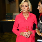 V Národním divadle byste Helenu v růžových šatech jen těžko přehlédli.