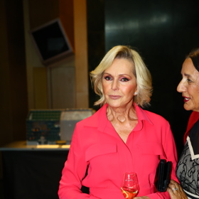 V Národním divadle byste Helenu v růžových šatech jen těžko přehlédli. 