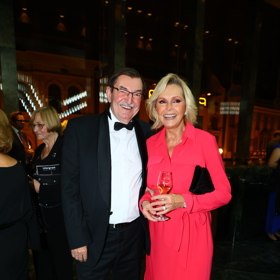 Zpěvačka Helena Vondráčková oblékla na Thálie v roce 2024 hned dvě večerní róby. Jedna z nich byla v malinové barvě. 