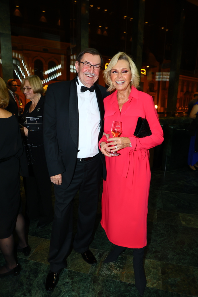 Zpěvačka Helena Vondráčková oblékla na Thálie v roce 2024 hned dvě večerní róby. Jedna z nich byla v malinové barvě. 