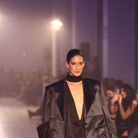 Přehlídku Michaela Kováčika uzavírala Aneta Vignerová.