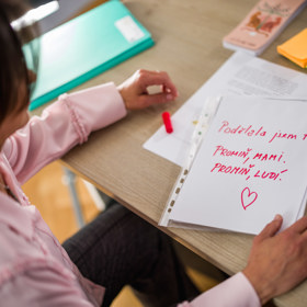 Vanda napíše dopis na rozloučenou...