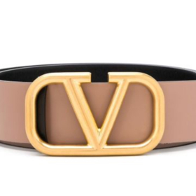 Luxusní kožený pásek s kovovou sponou, Valentino, 12 085 Kč.