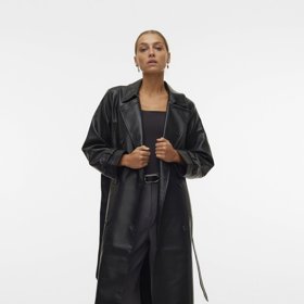 Elegantní a nadčasová klasika, kterou potrhuje trenčkot z umělé kůže značky Vero moda, 2 099 Kč.