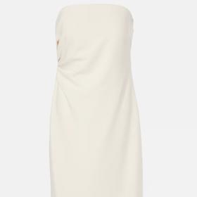 Pod sakem se skrývají bodycon midi šaty, jejichž luxusní variantu najdete u značky Vince, ta stojí v přepočtu 11 300 Kč.