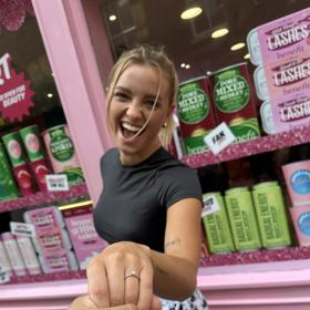 Denise zásnuby sluší.