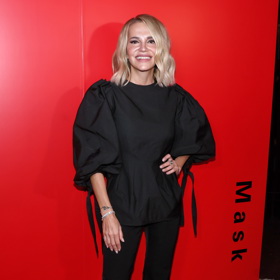 Blonďatá diva blůzu doplnila o úzké černé nohavice elegantních kalhot s lehce zvonovou siluetou.