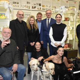 Výtěžek z prodeje nočníků půjde na výcvik slepeckých psů.