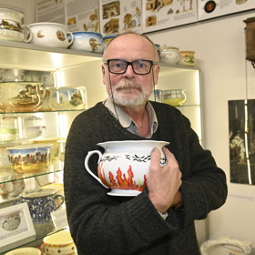 Na svůj nočník kreslil Igor Bareš nebe a peklo.