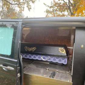 Rakev se zemřelým hercem.