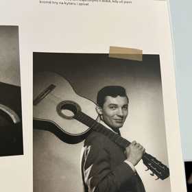 Karel Gott se v mládí vizuálně stylizoval do Elvise Presleyho.