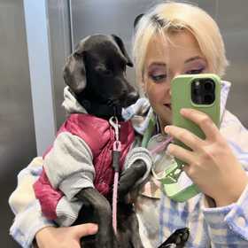 Anička Slováčková svoji Jindru na zimu obléká.