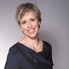 Dlouhé roky nosila Alena Zárybnická krátký sestřih "na vrabčáka" s blond melírem.