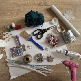 Na výrobu stromečků vám postačí věci, které máte nejspíš běžně doma.