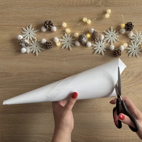 Přebytečný konec kornoutu odstřihněte, aby stabilně stál.