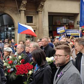 Premiér Petr Fiala šel v průvodu s Markétou Pekarovou Adamovou a Markem Výborným. Lidé na ně pokřikovali.