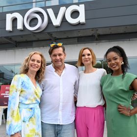 Meteoroložka Dagmar Honsová se svými televizními kolegy, Martinem Pouvou a Kristinou Kloubkovou. 