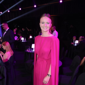 Tenistka Barbora Krejčíková ozdobila Českého slavíka 2024 touto decentní fuchsiovou róbou s dlouhými prostřiženými rukávy.