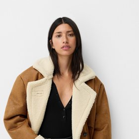 Bunda s beránkem patří k nejvýraznějším svrškům současnosti. A navíc umí skvěle zahřát. Tato klasická varianta je od značky Bershka a pořídíte si ji za 1 799 Kč.