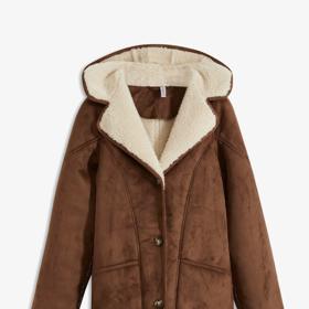 Model bundy z broušené kůže či její imitace může mít samozřejmě také praktickou kapuci. Jeden takový model najdete u Bonprix za 1 799 Kč.