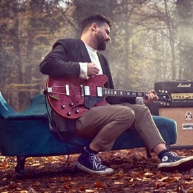 Jeho novou image si můžete vychutnat v jeho novém videklipu k písni Bouře ve sklenici vody.