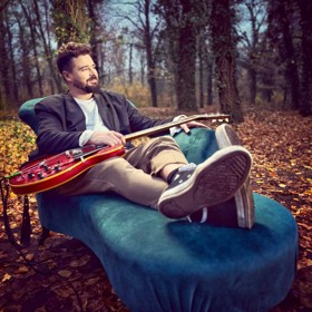 Muzikant Martin Chobot letos radikálně změnil image. Z vlasatého rošťáka je krátkovlasý elegán.