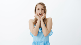 vyděšená mladá žena