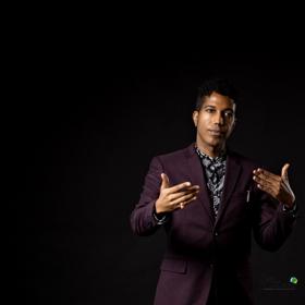 Ronnie Gladden se dnes identifikuje jako žena a běloška.