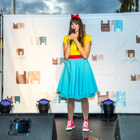 Sestra Radko Gudase v kostýmu Karol ze známé pohádkové dvojice Karol a Kvído.