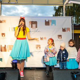 Karolina Neuvirthová Gudasová pokřtila s dětmi kalendář, který bude svým výtěžkem pomáhat zdravotně znevýhodněným dětem.