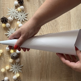 Ze čtvrtky vytvořte jednoduše kornout.