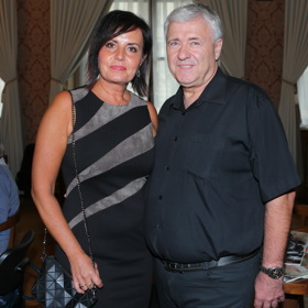 Hudebníci Eva a Vašek Ševčíkovi se nejprve rozešli po profesní stránce a posléze i osobní. Spolu byli 35 let. Eva se podle informací deníku Aha! chtěla osamostatnit a vybudovat si kariéru v USA, tak podala žádost o rozvod.