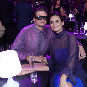 Ondřej Brzobohatý přišel na Českého slavíka ve fialové košili a slunečních brýlích, manželka Daniela oblékla modré šaty.