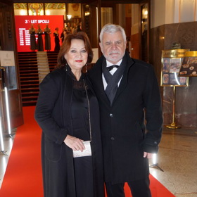 Manžel Petr Štěpánek se svou ženou Zlatou na červeném koberci vždy dokonale ladí.