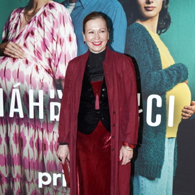 Herečka Zuzana Stivínová si pochvaluje, že samet příjemně hřeje, ale také chladí.