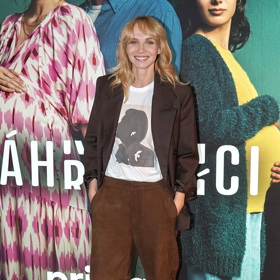 Kalhoty na mnoho způsobů. To byl letos v krátkosti šatník herečky Jany Plodkové.  Úkrok stranou od svého pověstného stylu nezaznamenala ani v této variaci laděné do hnědých tónů.