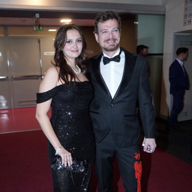 Představitelka hlavní ženské role Ines Ben Ahmed zazářila v černých večerních flitrovaných šatech.