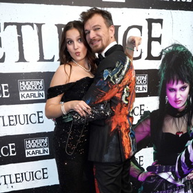 Představitel hlavní role Beetlejuice, Jan Sklenář, překvapil oblekem se zajímavým abstraktním potiskem.