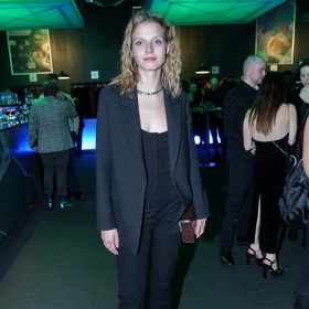 Herečka Simona Lewandowská oblékla černý komplet saka a úzkých kalhot.