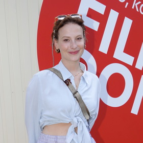 Krátké vlasy nosí Anna Fialová běžně rovné a stažené směrem ven z obličeje.