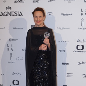 Milena Steinmasslová oblékla v roce 2024 černou róbu od Tatiany Kovaříkové - a odnesla si v ní Českého lva. 