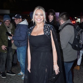 Lucie Borhyová na Slavíky letos vynesla černou opulentní róbu s fllitry a štrasem vyšívanými pelerínovými rukávy až na zem.