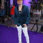 Marcus Tran oblékl petrolejové sametové sako a bílé kalhoty s bílými teniskami. 