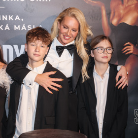 Synové Simony Krainové, Bruno a Max, vyrostli obklopeni módou. Není divu, že se rádi oblékají stylově a elegantně. 