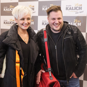 Tomáš Savka dorazil do Divadla Kalich i se svojí půvabnou manželkou.